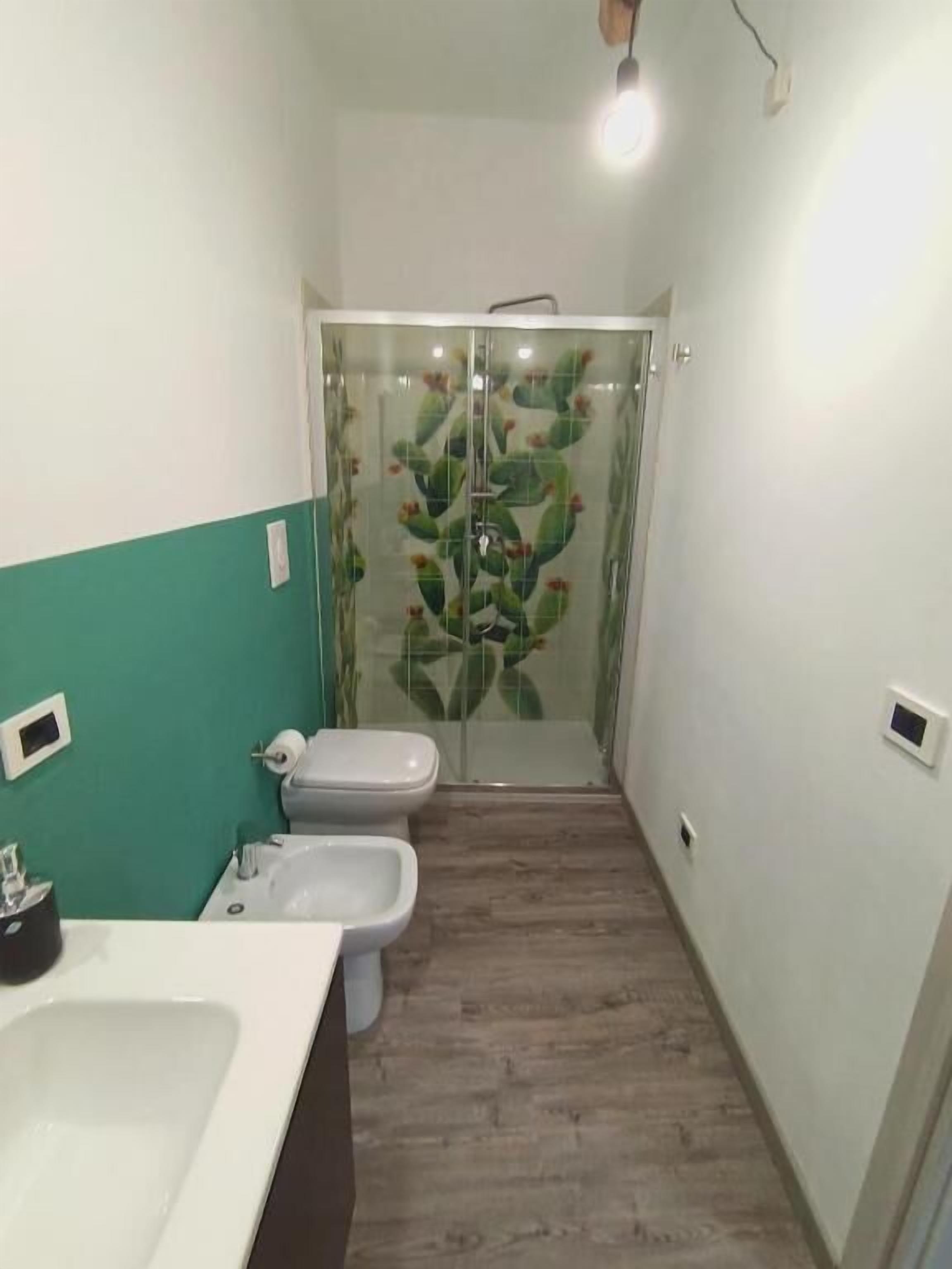 Deluxe-Vierbettzimmer, Balkon, Stadtblick | Badezimmer | Kostenlose Toilettenartikel, Haartrockner, Handtücher, Seife