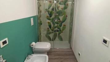 Deluxe-Vierbettzimmer, Balkon, Stadtblick | Badezimmer | Kostenlose Toilettenartikel, Haartrockner, Handtücher, Seife