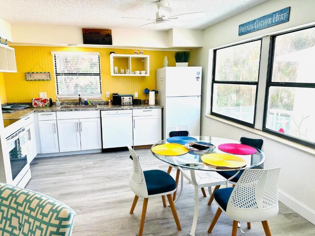 Deluxe Apartment, Pool View | Private kitchen