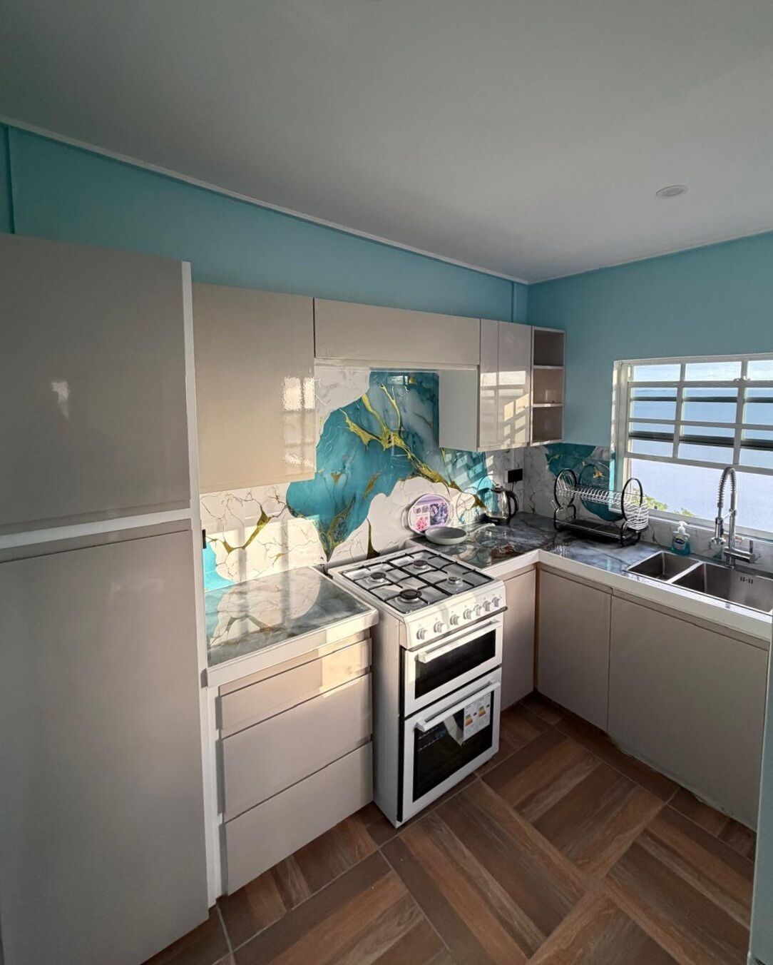 Fridge, oven, stovetop, electric kettle