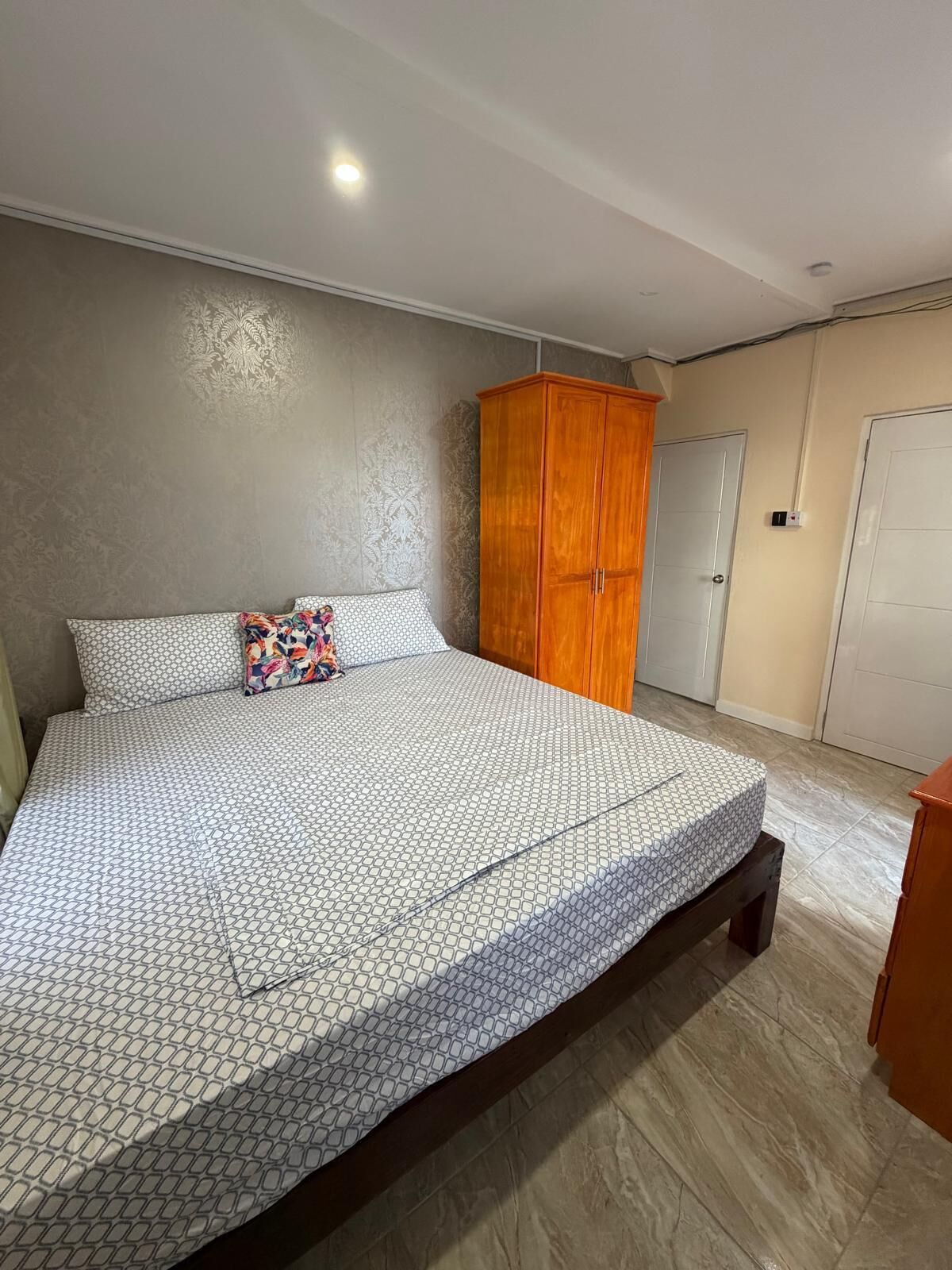 Iron/ironing board, free WiFi, bed sheets
