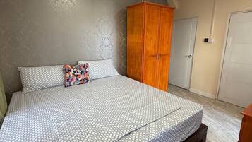 Iron/ironing board, free WiFi, bed sheets