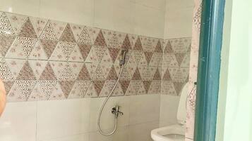 Shower, hair dryer, bidet, towels