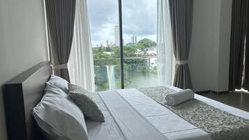 Apartamento Deluxe, 1 habitación, balcón, vistas al lago | Escritorio, tabla de planchar con plancha, wifi gratis