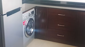 Appartement supérieur, 2 chambres, balcon, vue sur le lac | Cuisine privée | Réfrigérateur, four à micro-ondes, surface de cuisson