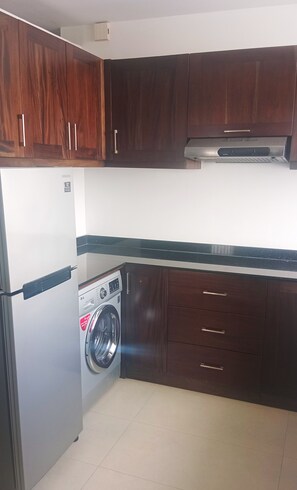 Apartamento superior, 2 quartos, sacada, vista para o lago | Cozinha privada | Geladeira, micro-ondas, cooktop, talheres/pratos/utensílios de cozinha
