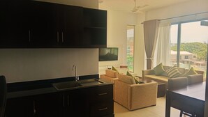 Appartement Deluxe, 2 chambres, balcon, vue sur le lac | Aire de séjour