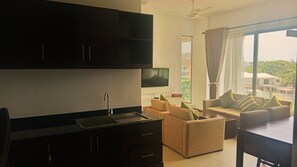 Apartamento luxo, 2 quartos, sacada, vista para o lago | Área de estar