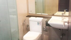 Douche, séchoir à cheveux, serviettes fournies, savon