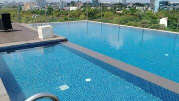 Una piscina al aire libre