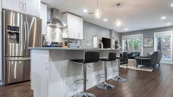 Coffee/tea maker, fridge, microwave, oven