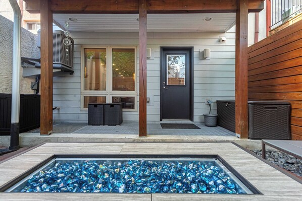 Un patio techado con piscina, una puerta y un ventanal.