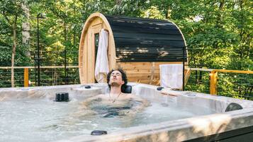 Outdoor spa tub
