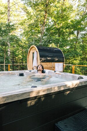 Outdoor spa tub - Havenridge Hideaway Retreat ~ Sauna ~ Cold Plunge ~ Gym ~ EV Charger ~ Pets (Cherry Log)