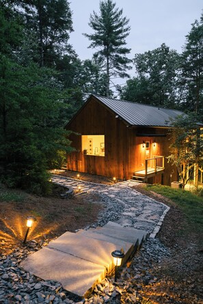Exterior - Havenridge Hideaway Retreat ~ Sauna ~ Cold Plunge ~ Gym ~ EV Charger ~ Pets (Cherry Log)