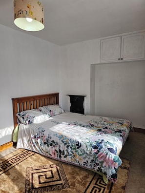 3 bedrooms, WiFi - Big 3 Bedroom house 4 min walk from Chadwell Heath Station. (Dagenham)