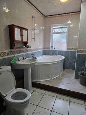 Towels, soap, toilet paper - Big 3 Bedroom house 4 min walk from Chadwell Heath Station. (Dagenham)