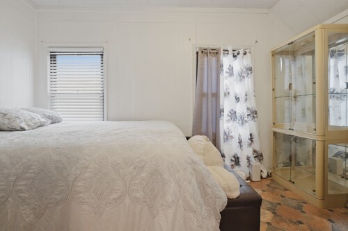 Cozy 1-bedroom apartment in charming Flushing with AC