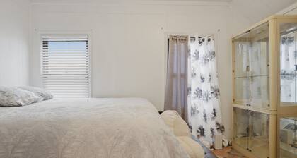 Cozy 1-bedroom apartment in charming Flushing with AC