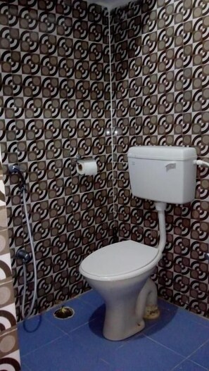 Regadera, amenidades de baño gratuitas, toallas, jabón 