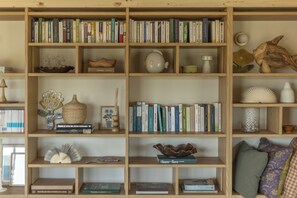 Ein Bücherregal mit verschiedenen Büchern und Dekorationsobjekten.