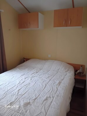 Iron/ironing board - A fully equipped 4-star campground mobile home, ideal for families (Besse-et-Saint-Anastaise)