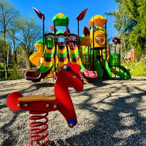 Children’s area - A fully equipped 4-star campground mobile home, ideal for families (Besse-et-Saint-Anastaise)