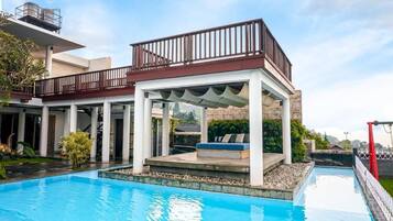 Una piscina al aire libre