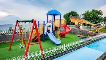 Twin Room, Multiple Beds | Children's area