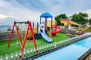 Chambre avec lits jumeaux, plusieurs lits | Espace pour enfants