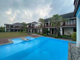 Una piscina al aire libre