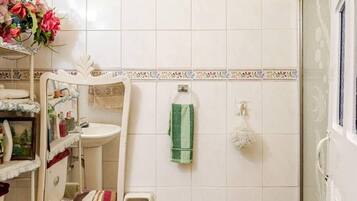 Handtücher, Seife, Toilettenpapier