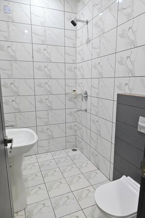 Shower, free toiletries, towels - Devaan Hotel Haryana (Sirsa)