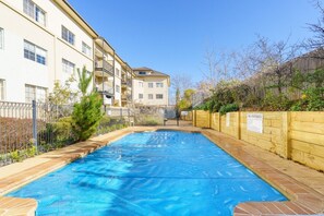 Outdoor pool - Haig Park and Braddon Dining at Your Doorstep (Braddon)