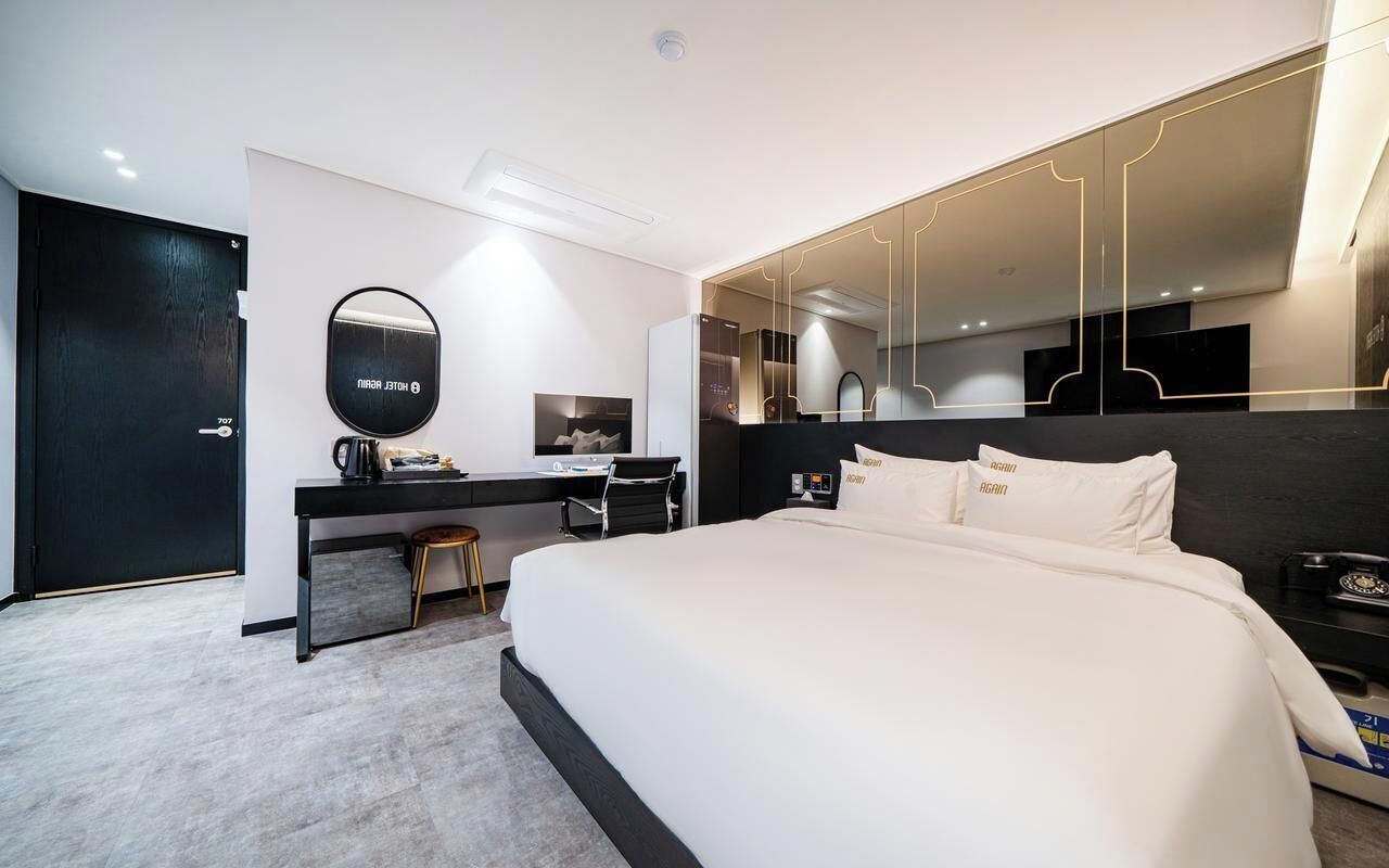 Quarto casal luxo, 1 cama Queen, banheiro privativo, vista para a cidade | Escrivaninha, espaço de trabalho para notebook, Wi-Fi de cortesia
