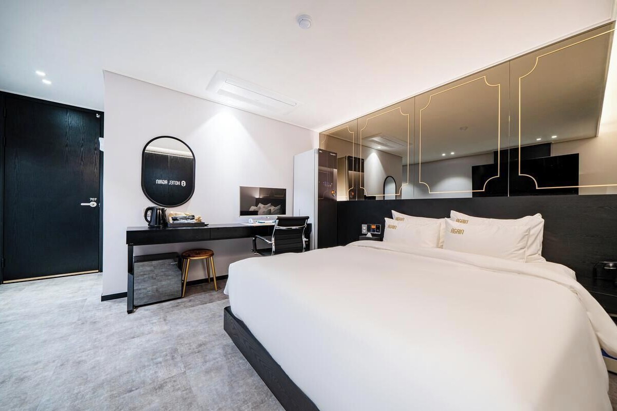 Habitación Deluxe doble, 1 cama de matrimonio, baño privado, vistas a la ciudad | Escritorio, espacio para trabajar con un portátil, wifi gratis