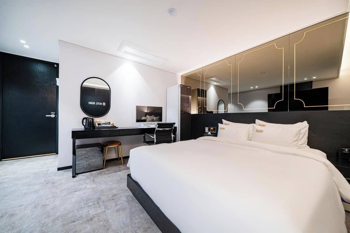 Quarto casal luxo, 1 cama Queen, banheiro privativo, vista para a cidade | Escrivaninha, espaço de trabalho para notebook, Wi-Fi de cortesia