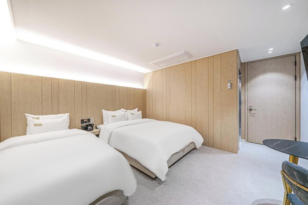 Habitación Deluxe con 2 camas individuales, no fumadores, vistas a la ciudad | Escritorio, espacio para trabajar con un portátil, wifi gratis