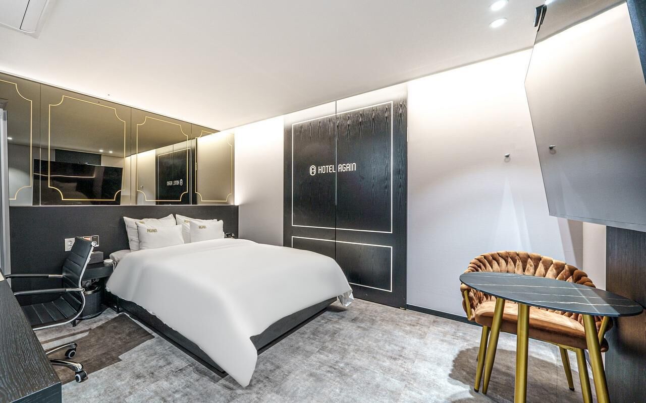 Quarto casal empresarial, 1 cama Queen, para não fumantes, vista para a cidade | Escrivaninha, espaço de trabalho para notebook, Wi-Fi de cortesia