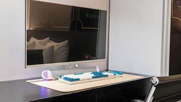 Business Double Room, 1 Queen Bed, Non Smoking, City View | Desk, laptop workspace, WiFi (free)