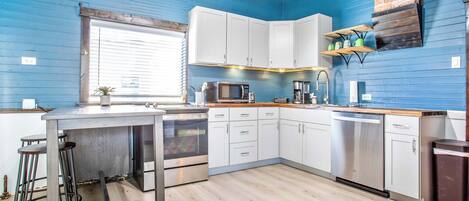 Coffee/tea maker, fridge, microwave, oven