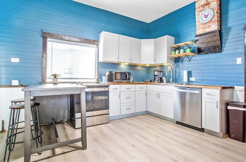 NEW LISTING | 2BR, Few Blocks to Main St