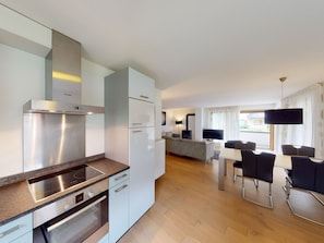 Kühlschrank, Mikrowelle, Ofen, Geschirrspüler