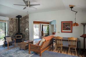 Living area - Sierra Foothill Studio-Brand New (Nevada City)