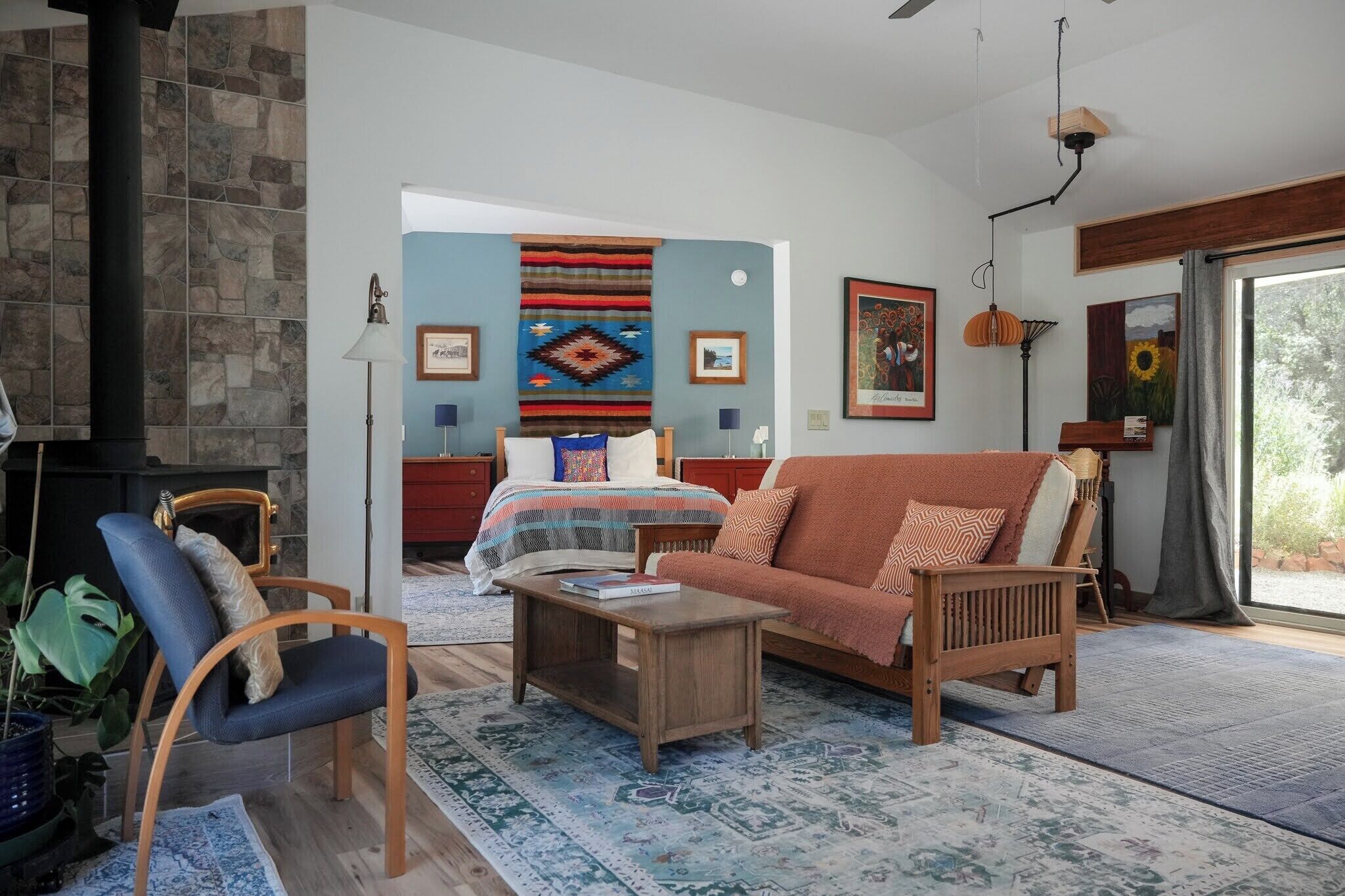Una sala de estar con chimenea, un sofá, un sillón y una mesa de centro.