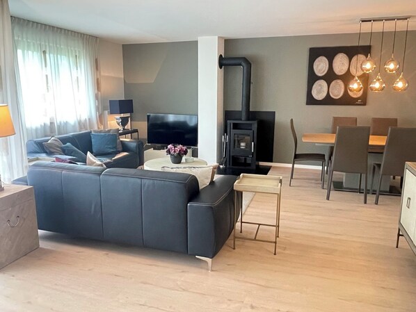 TV, fireplace - Walensee House & Apartments, (Unterterzen), by Interhome (Unterterzen)