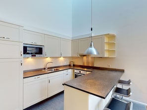 Kühlschrank, Mikrowelle, Ofen, Geschirrspüler