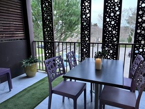 Outdoor dining - Vrbo Property (Remoulins)