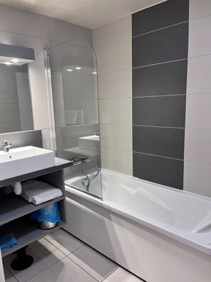 Bathroom - Vrbo Property (Remoulins)