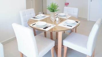 Apartamento, balcón, vistas a la ciudad | Restauración